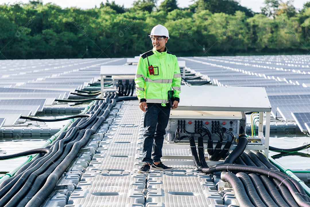 Homem jovem engenheiro elétrico