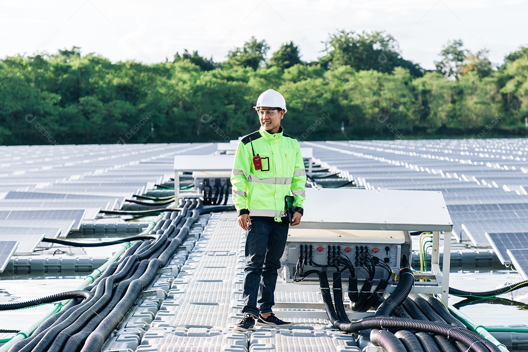 Homem jovem engenheiro elétrico