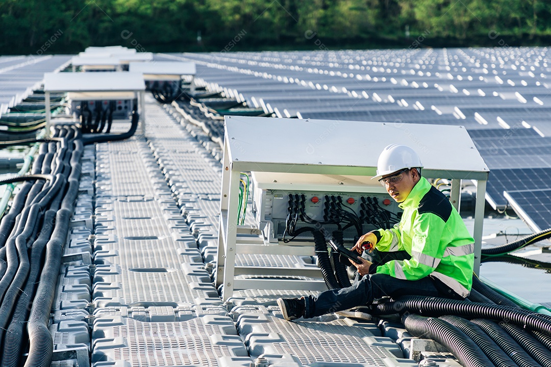 Homem jovem engenheiro elétrico