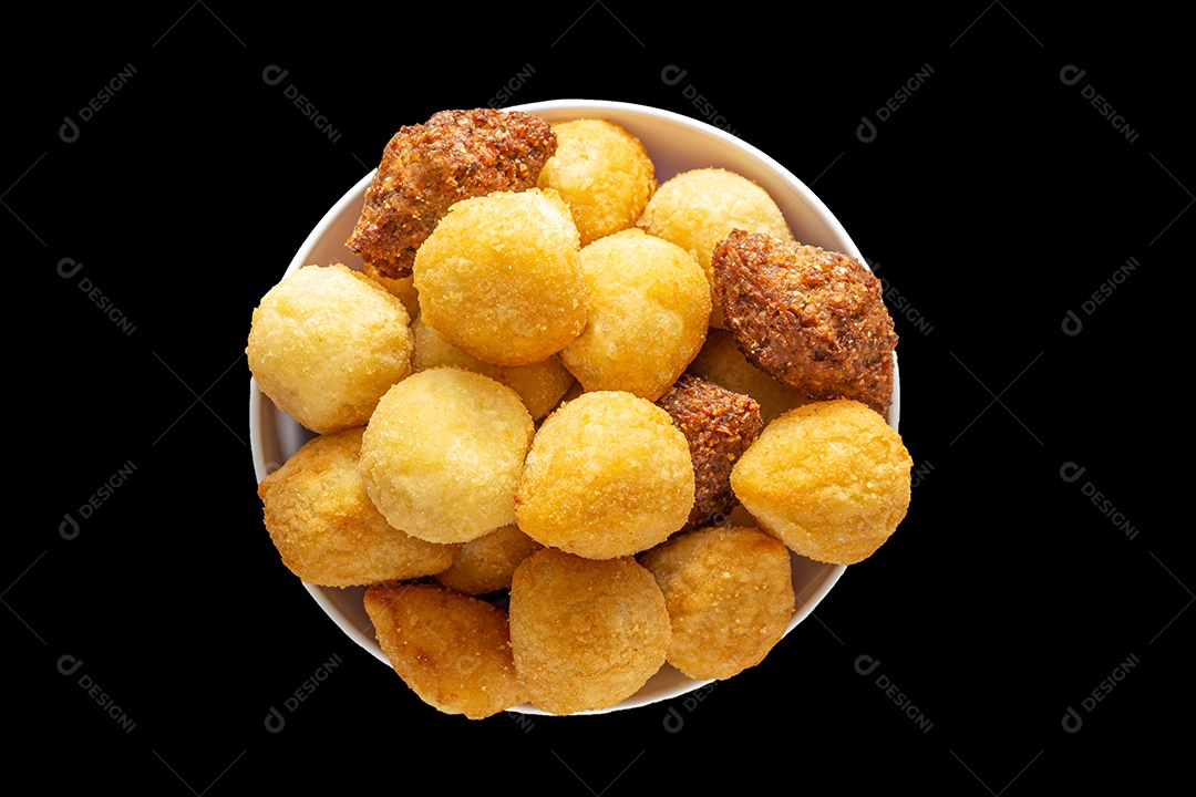 cestinha com vários salgadinhos de festa sortidos, kibe, coxinha, bolinha de queijo e risolis. sem fundo png