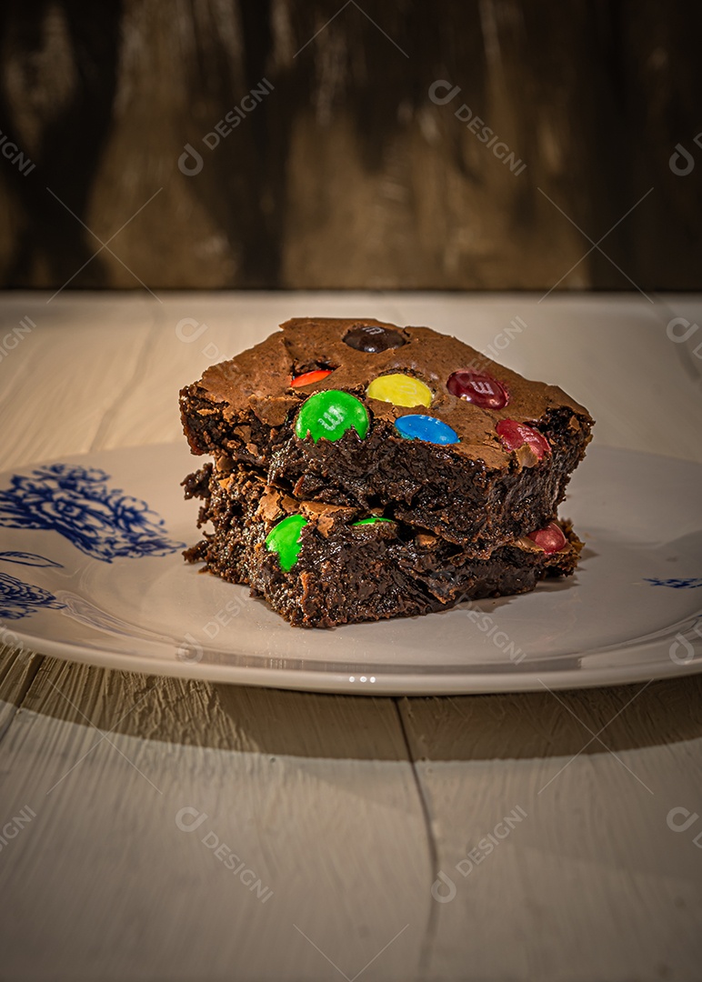 Bolo de chocolate sobre uma prato mesa madeira