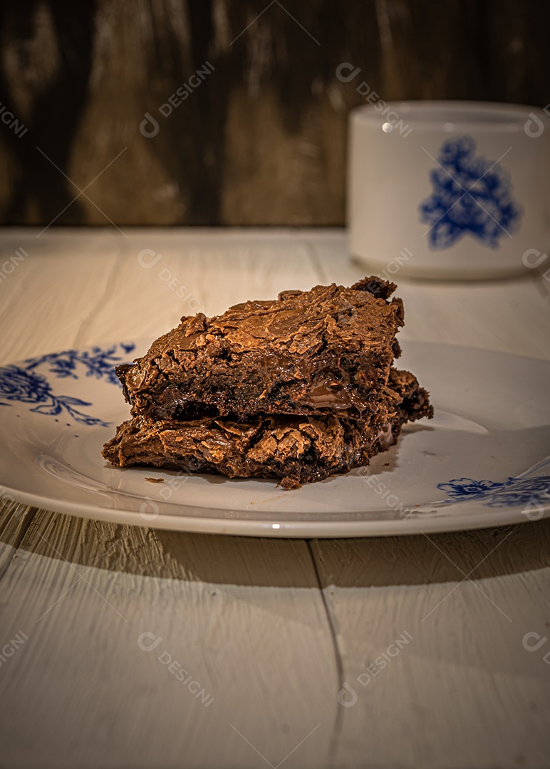 Bolo de chocolate sobre uma prato mesa madeira