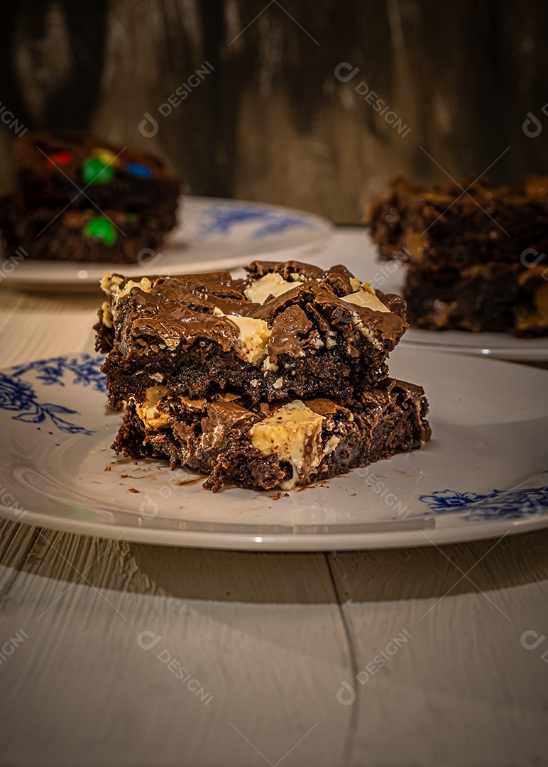 Bolo de chocolate sobre uma prato mesa madeira