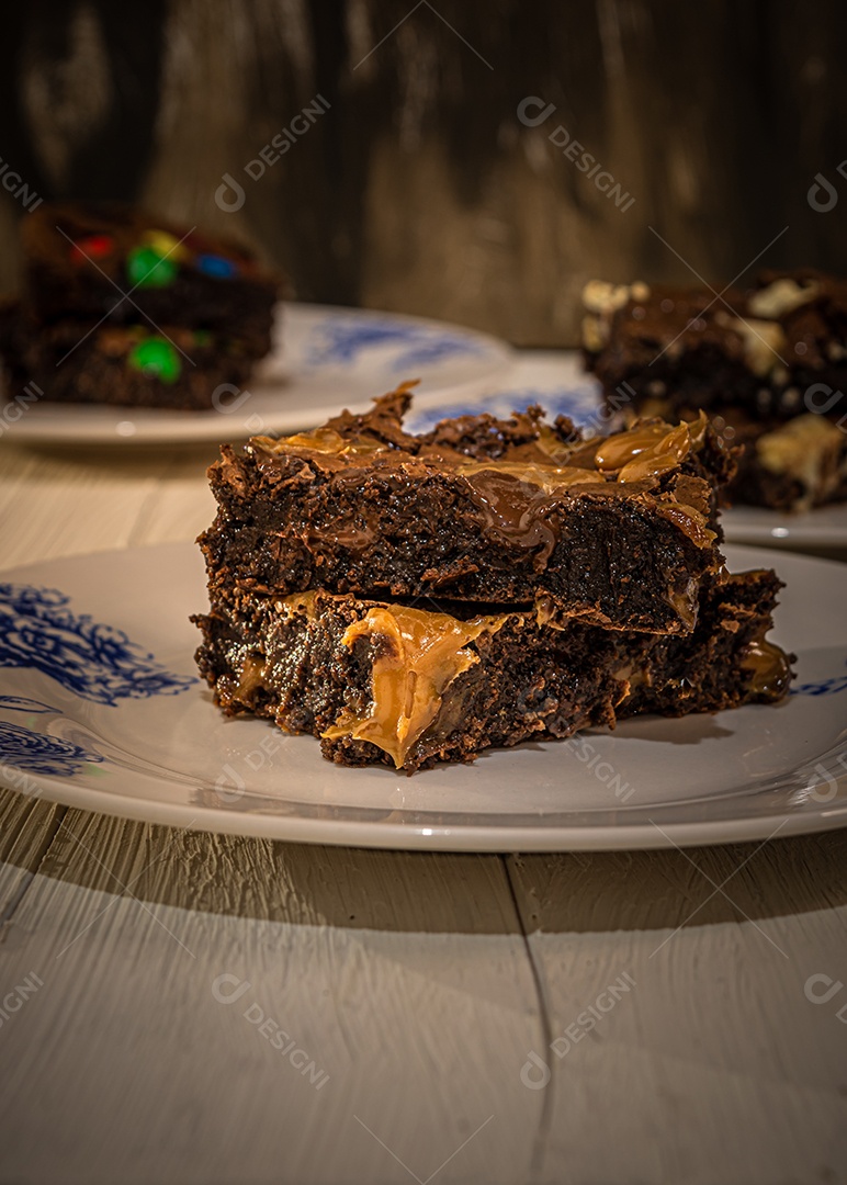 Bolo de chocolate sobre uma prato mesa madeira