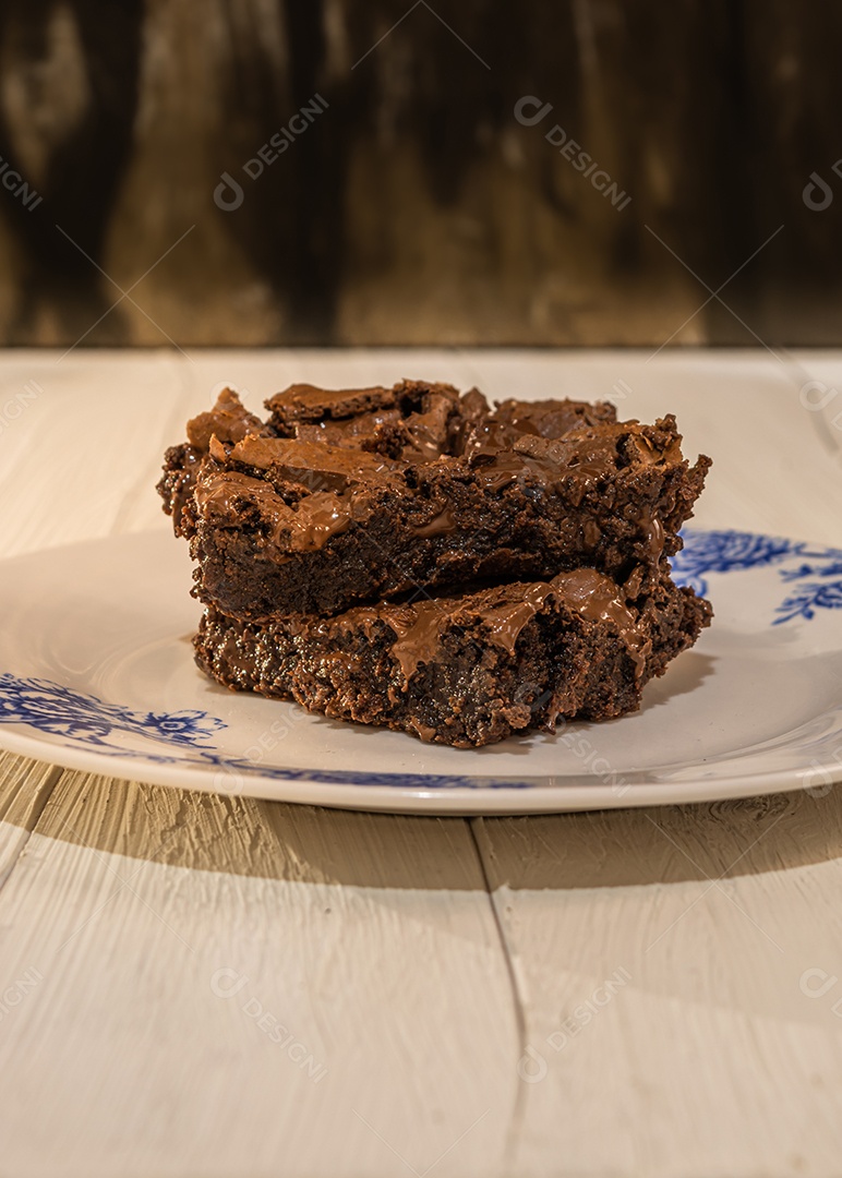 Brownie de chocolate com gotas de chocolate.