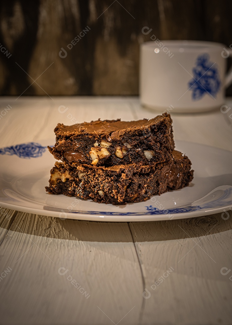 Brownie de chocolate com gotas de chocolate.