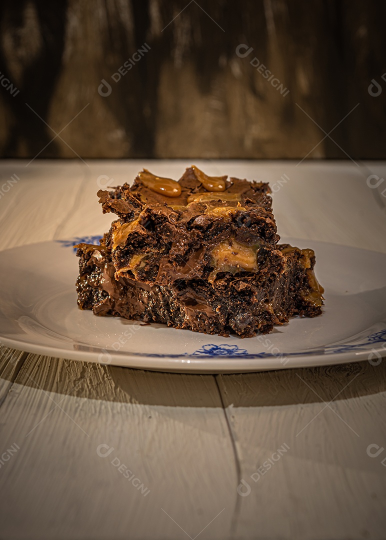 Brownie de chocolate com gotas de chocolate.