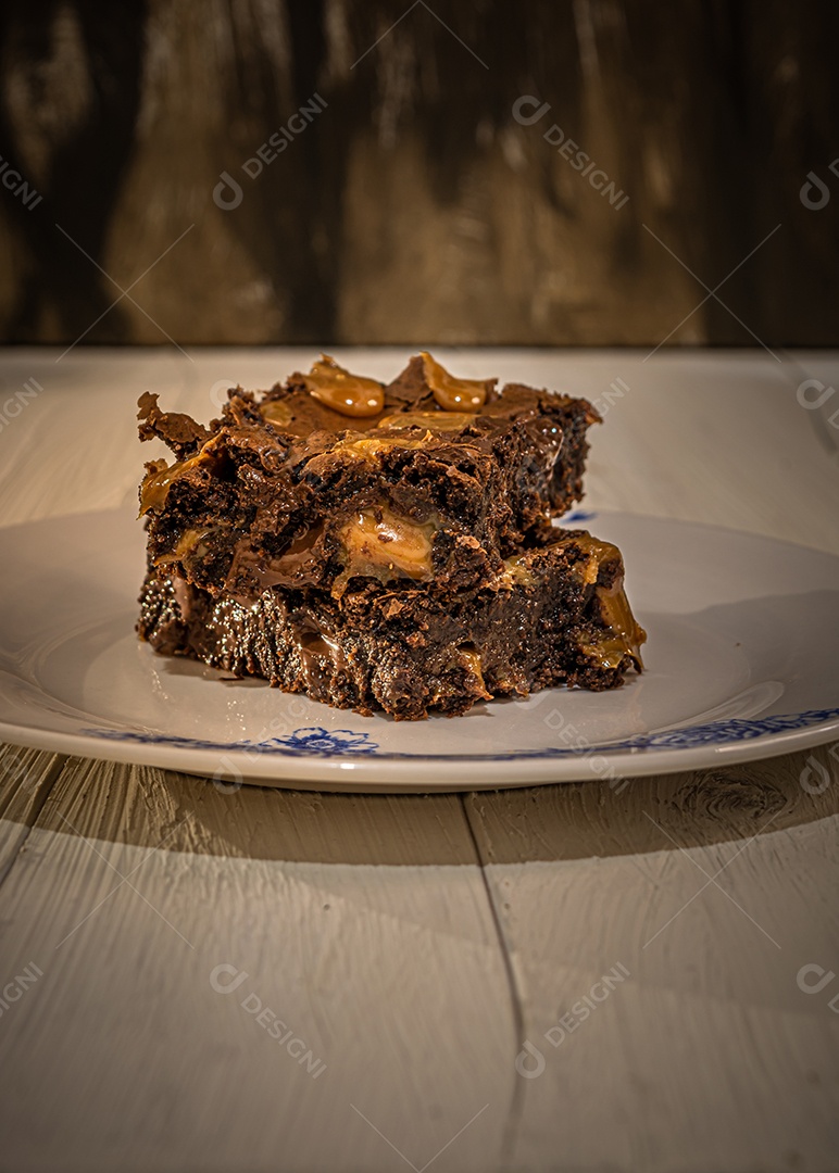 Brownie de chocolate com gotas de chocolate.