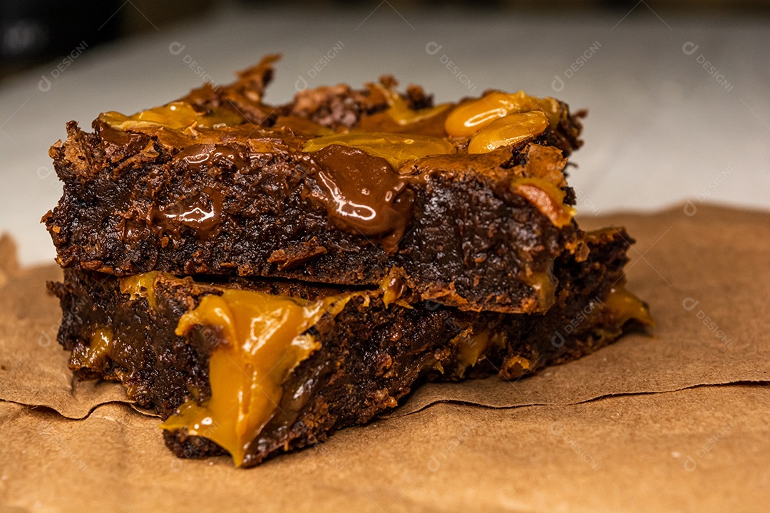 Brownie de chocolate com gotas de chocolate.