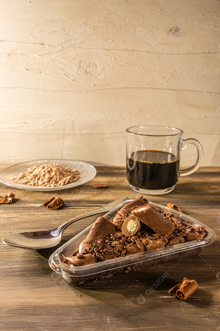 Fatia perfeita de bolo no pote sobre a mesa.