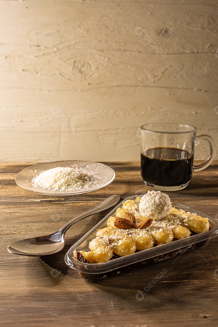 Fatia perfeita de bolo no pote sobre a mesa.