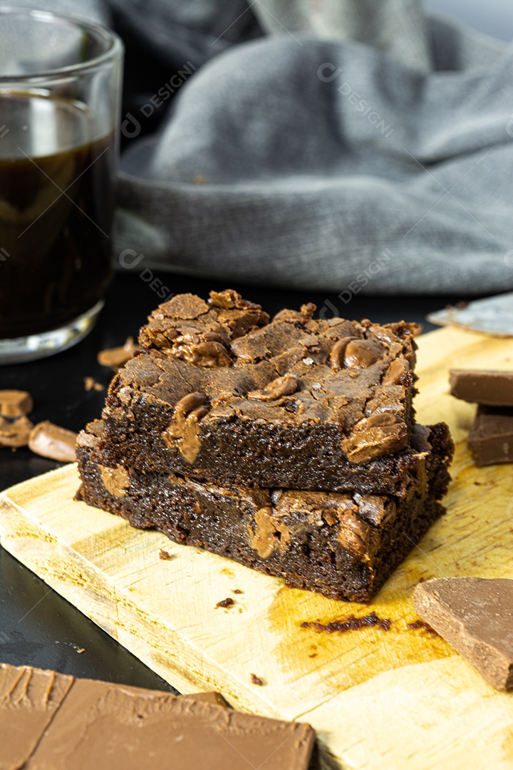 Brownie de chocolate com gotas de chocolate.
