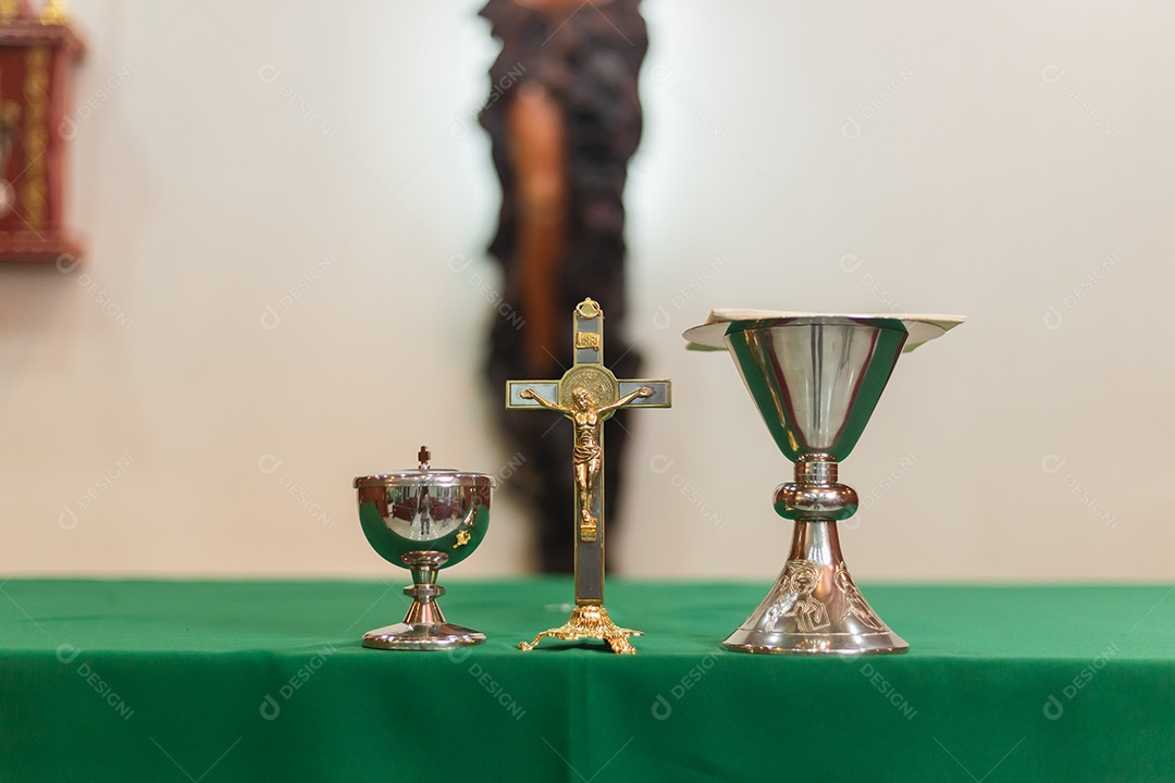 Taças sobre uma de uma igreja católica Ceia