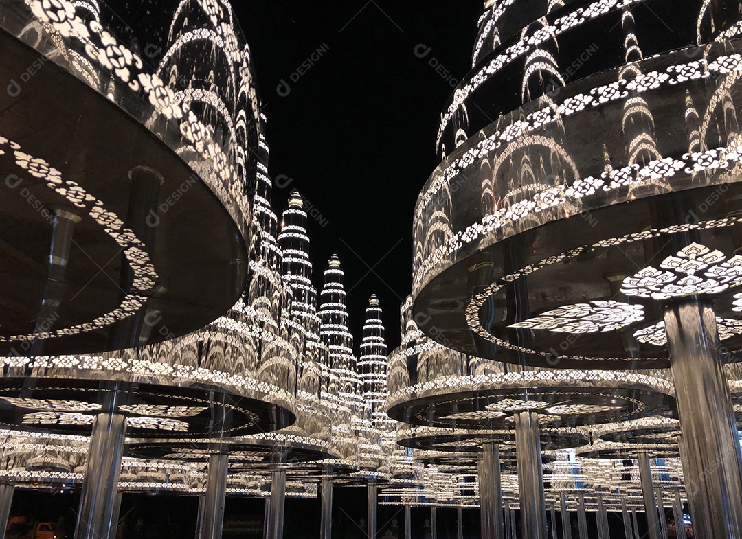 Árvore de natal brilhante em fundo preto