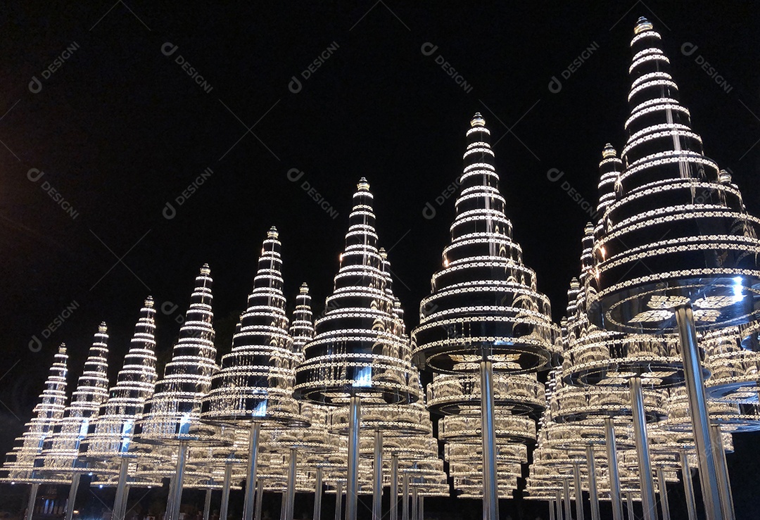 Árvore de natal brilhante em fundo preto