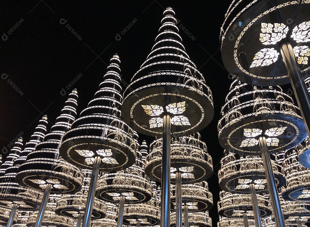 Árvore de natal brilhante em fundo preto