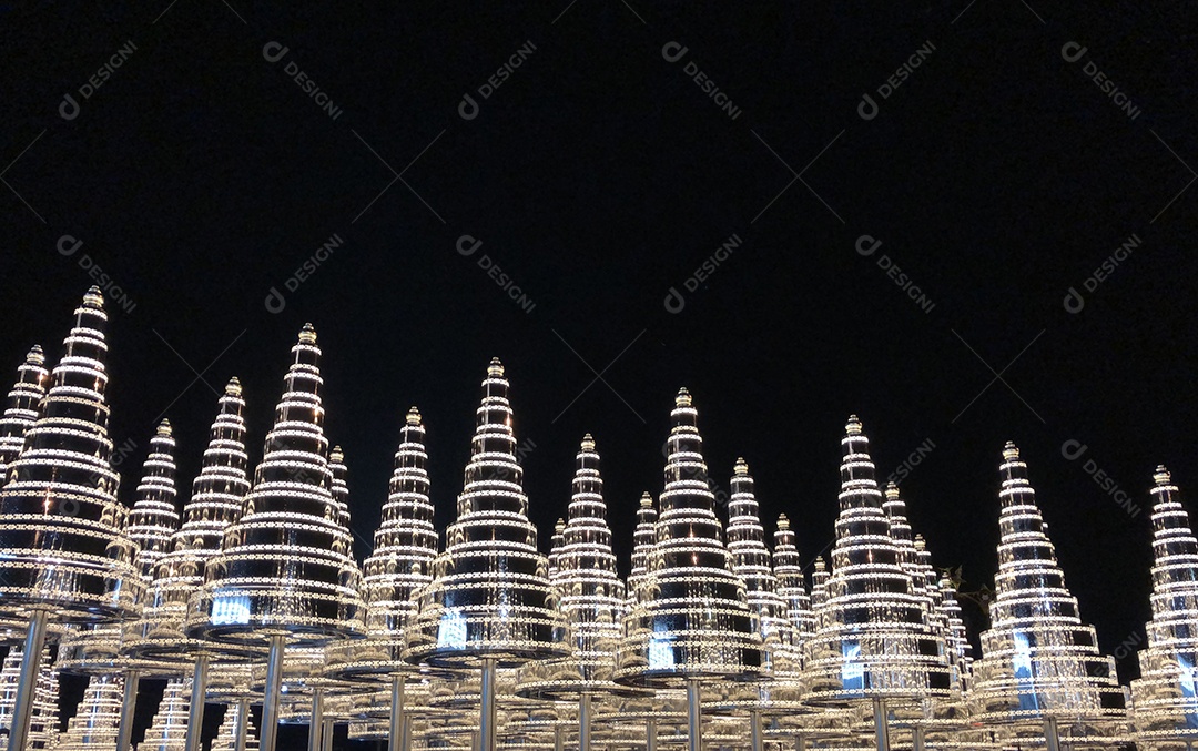 Árvore de natal brilhante em fundo preto