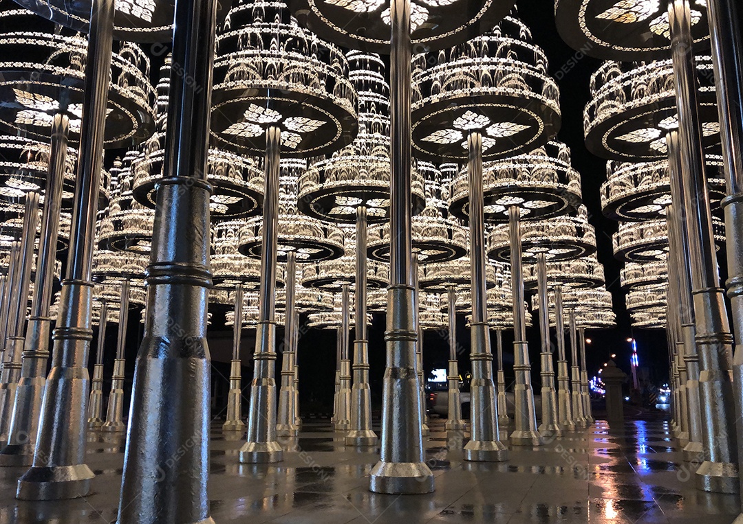 Árvore de natal brilhante em fundo preto