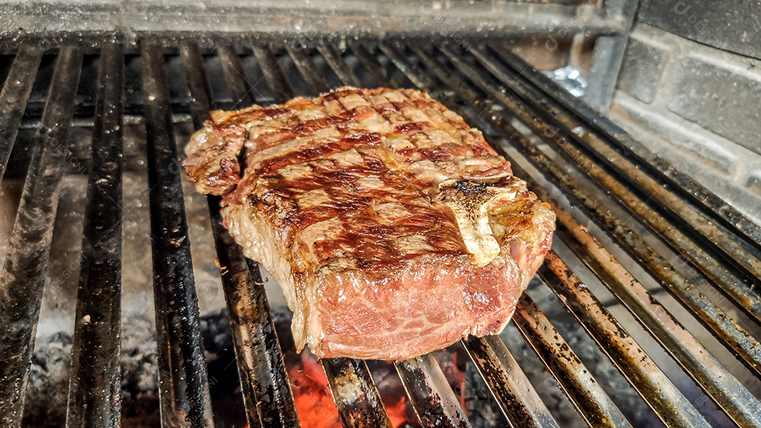 Bife de short costela sendo grelhado vista superior.