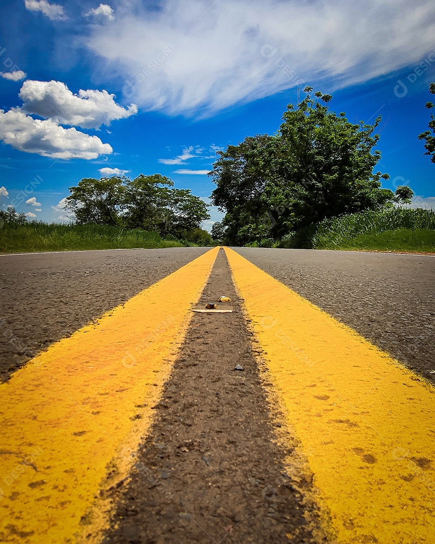 Faixas amarelas sobre asfalto estrada