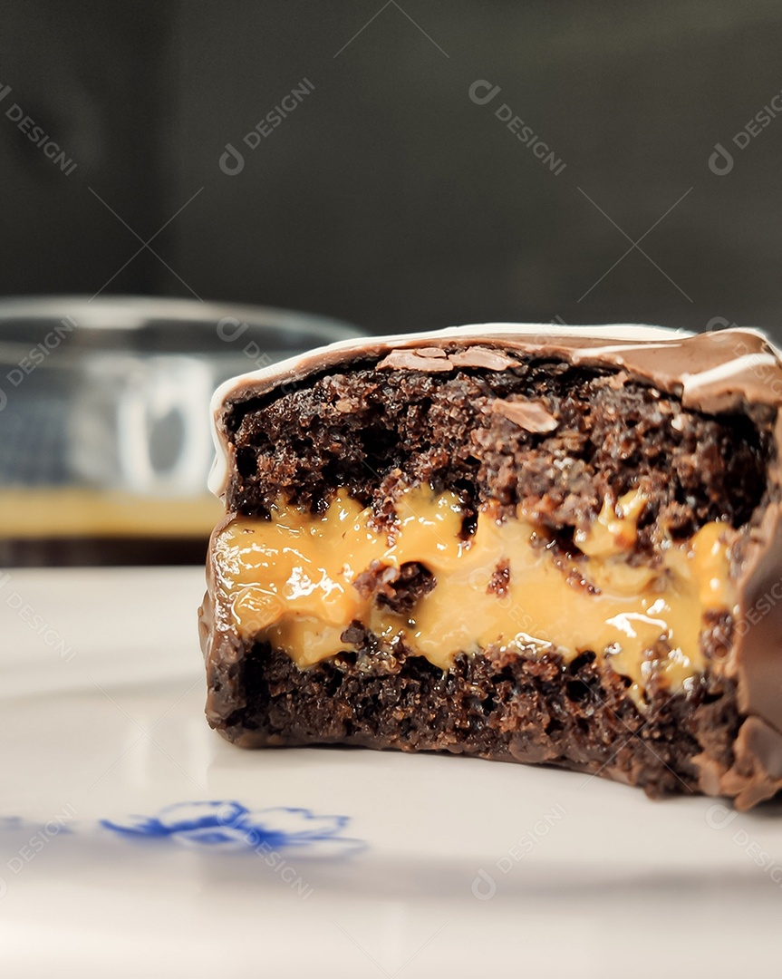 bolo de chocolate caseiro recheado sobre prato branco