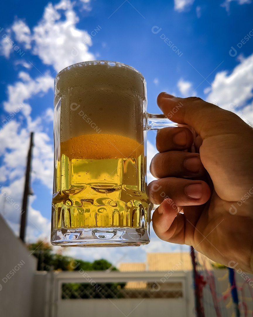 Mãos de pessoa segurando copo de cerveja bebida alcoolica