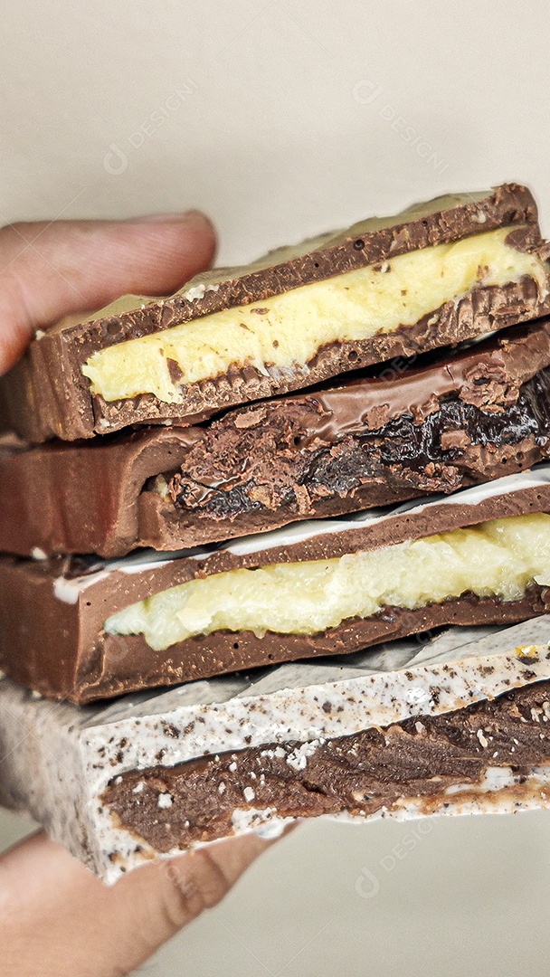 bolo de chocolate caseiro recheado maos pessoa segurando