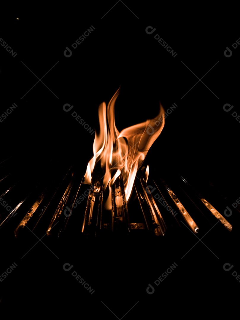 Churrasqueira pegando fogo brasa