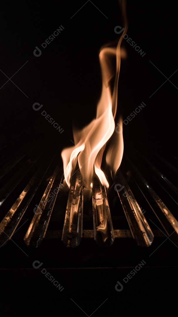 Churrasqueira pegando fogo brasa