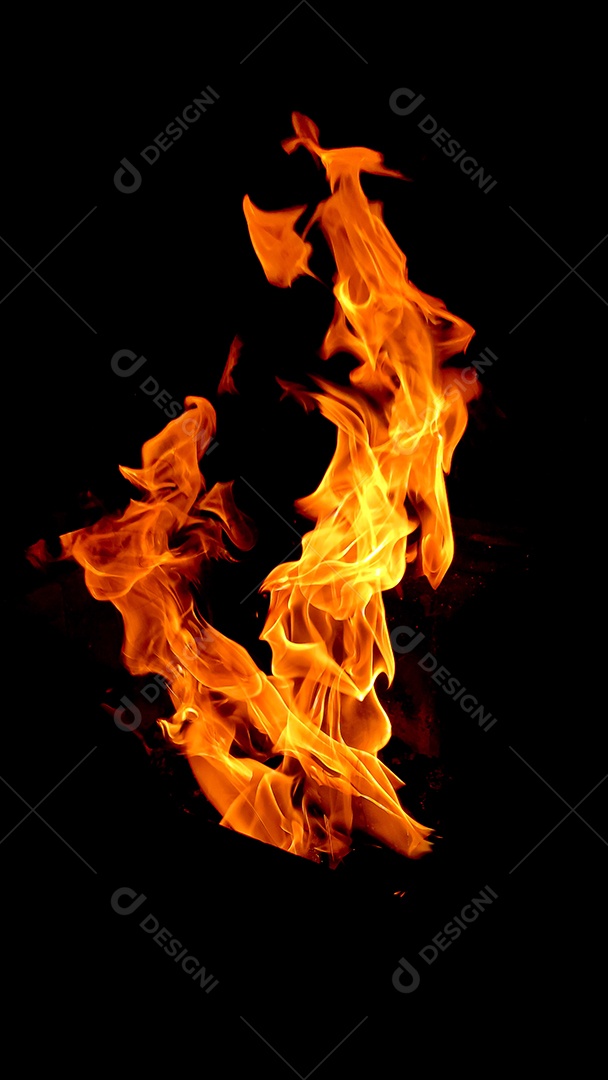 Churrasqueira pegando fogo brasa