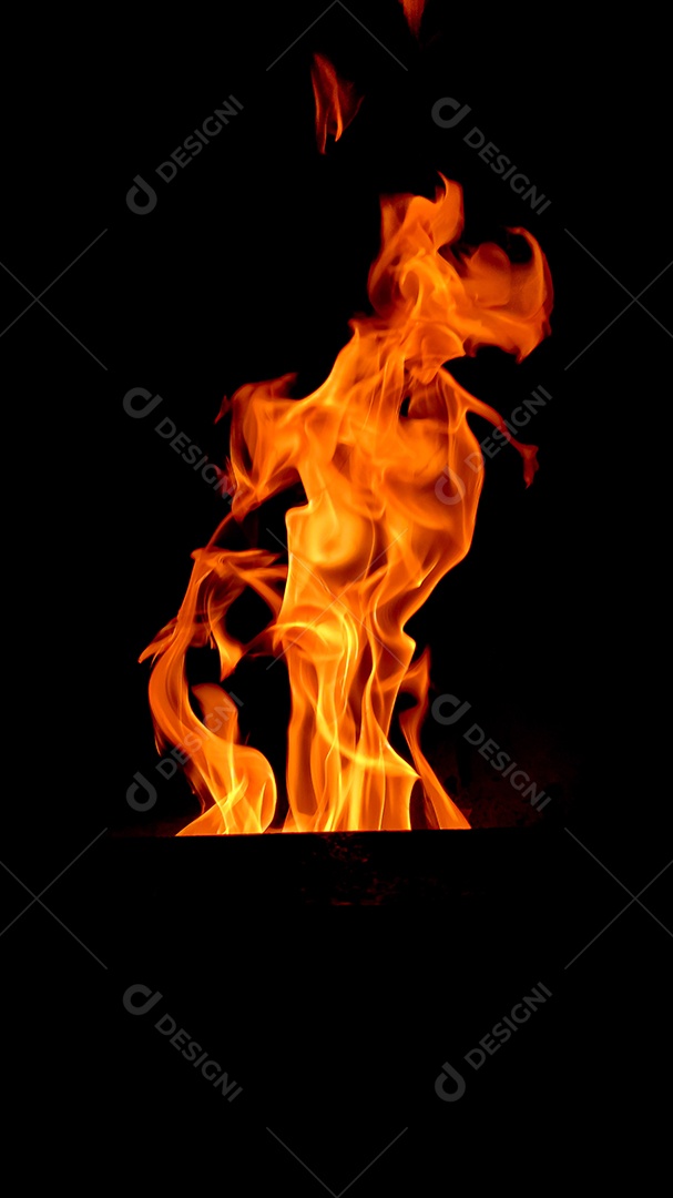 Churrasqueira pegando fogo brasa