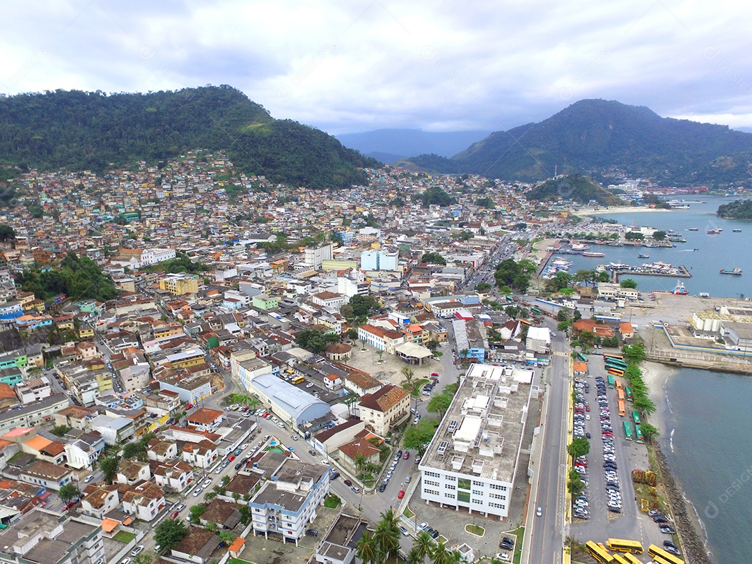 Vila Angra dos Reis com serra Rio de Janeiro, Brasil