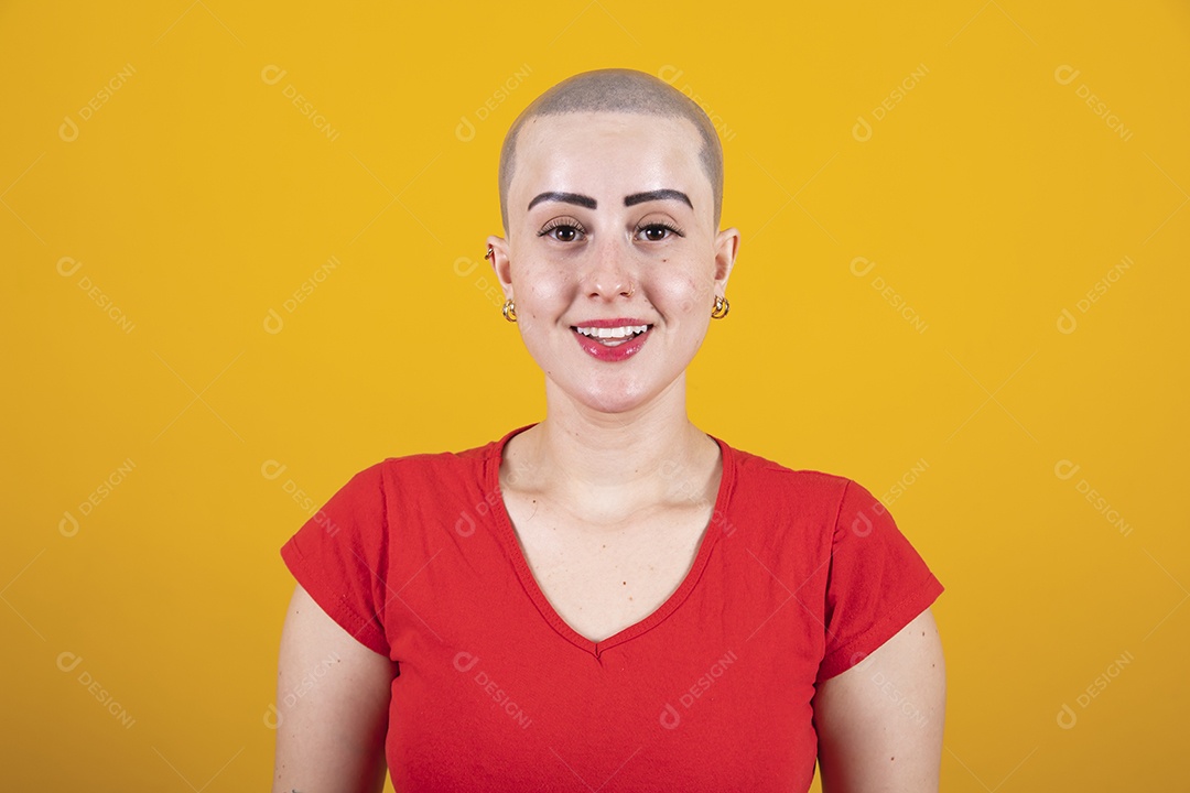 Mulher jovem careca usando blusa vermelha em conceito de câncer, outubro rosa