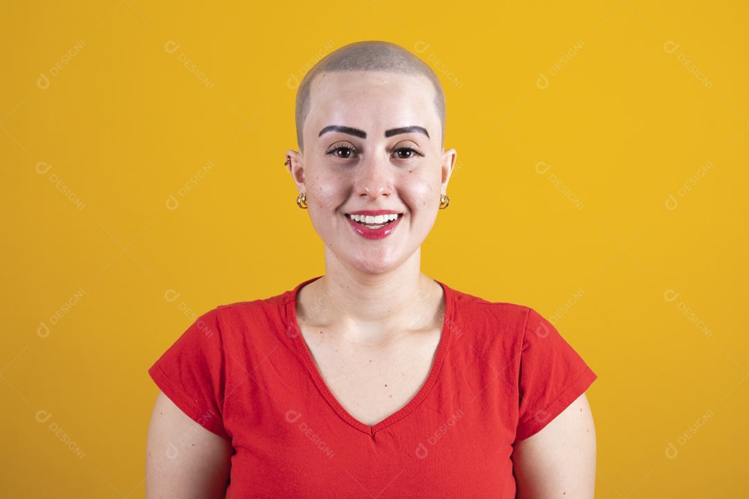 Mulher jovem careca usando blusa vermelha em conceito de câncer, outubro rosa