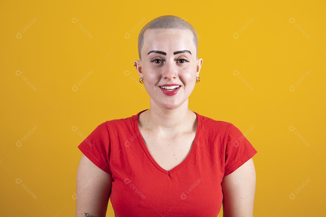 Mulher jovem careca usando blusa vermelha fazendo gestos