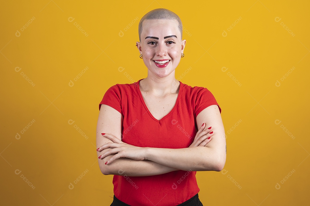 Mulher jovem careca usando blusa vermelha fazendo gestos