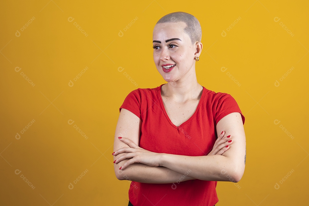 Mulher jovem careca usando blusa vermelha fazendo gestos