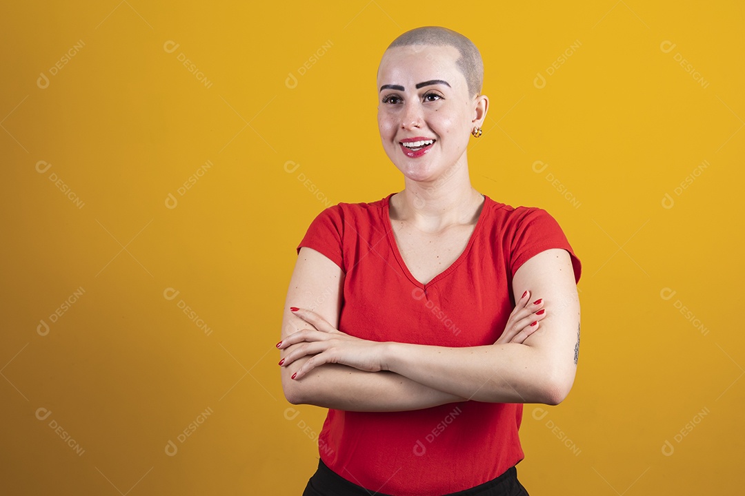 Mulher jovem careca usando blusa vermelha fazendo gestos