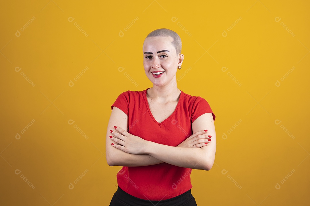 Mulher jovem careca usando blusa vermelha fazendo gestos