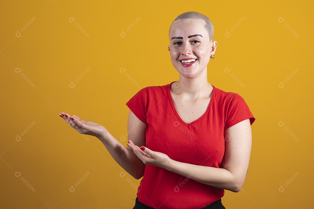 Mulher jovem careca usando blusa vermelha fazendo gestos