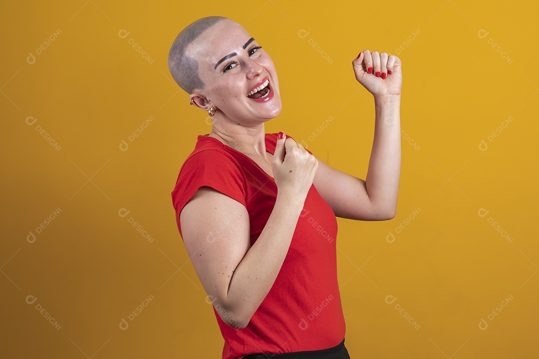 Mulher jovem careca usando blusa vermelha em conceito de câncer, outubro rosa