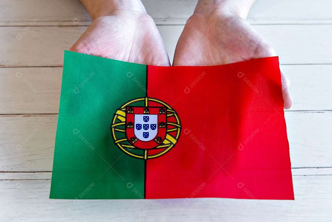 Mãos segurando a bandeira de Portugal