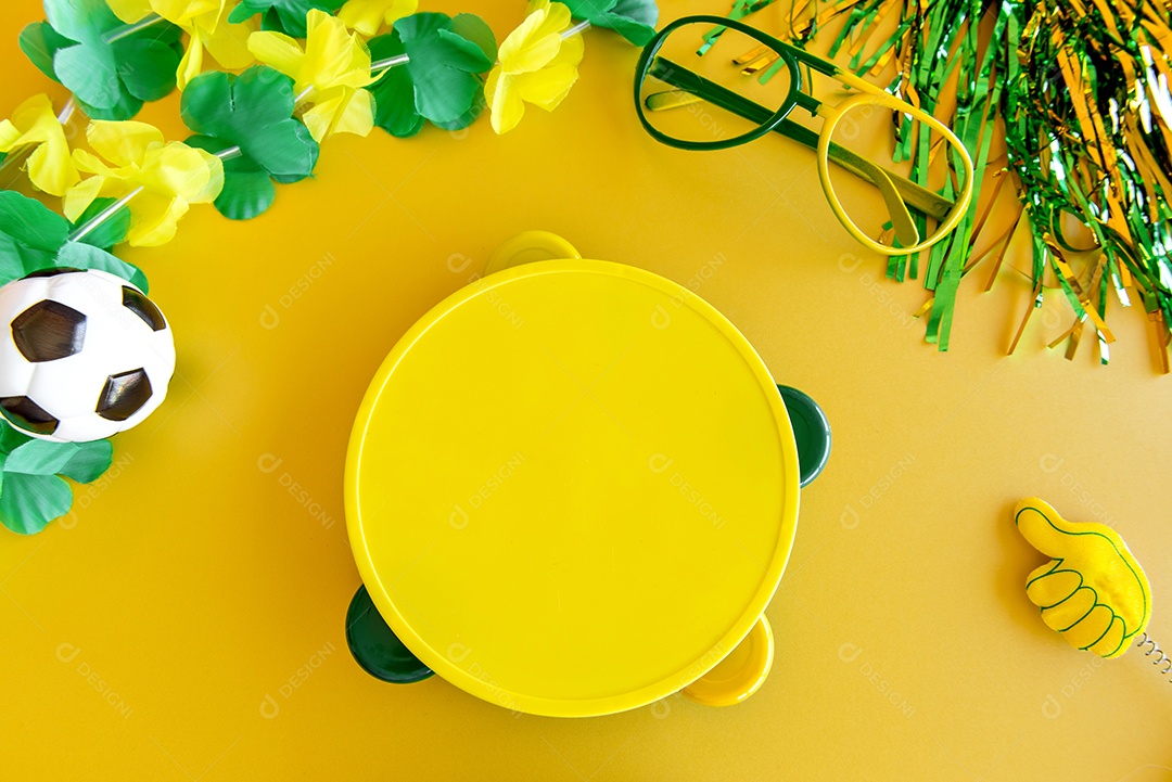 Copa do Mundo, artigos de torcedor do Brasil, bola, óculos, colar e tambor