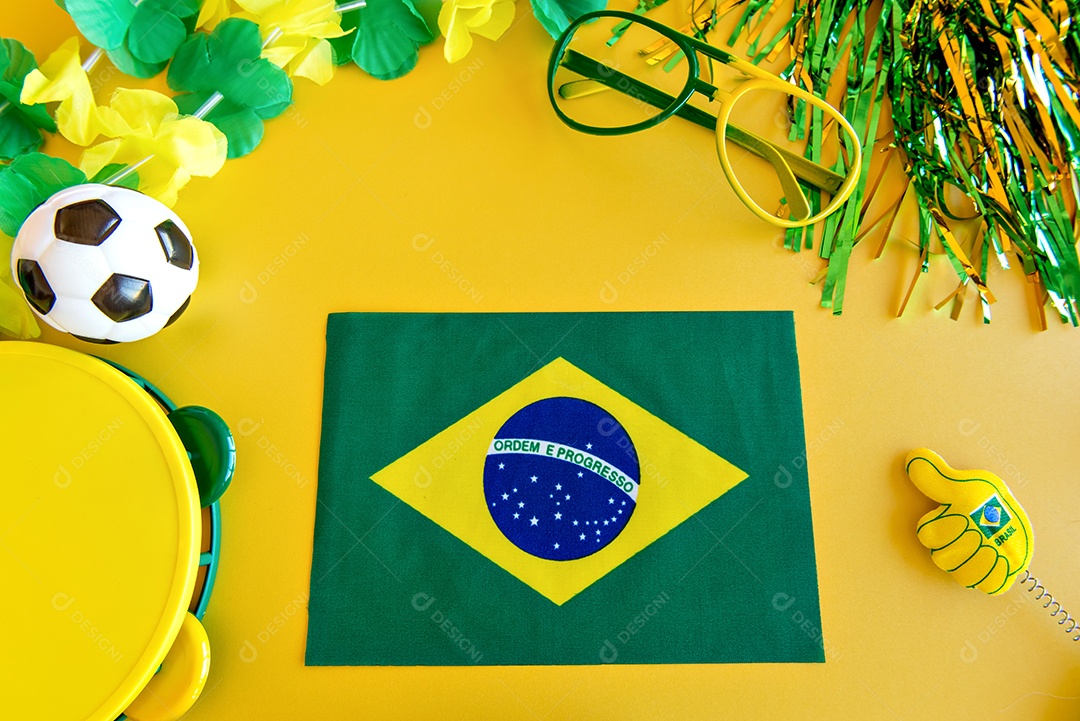 Copa do Mundo, artigos de torcedor do Brasil, bola, óculos, colar e peruca