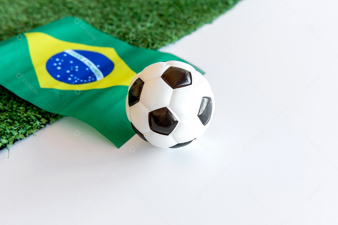 Copa do mundo, bola de futebol e bandeira brasileira em branco e verde