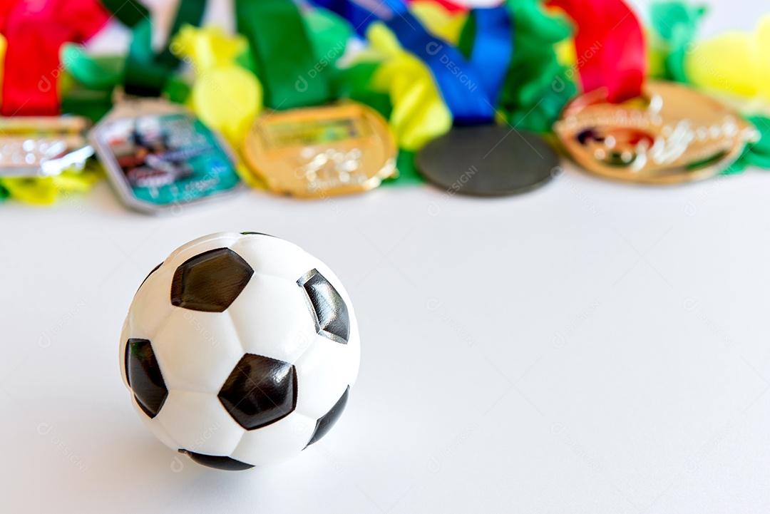 Copa do mundo, bola de futebol e medalhas borradas em fundo branco
