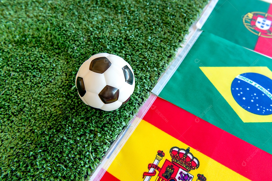 Copa do mundo, bola de futebol na grama com Brasil, Portugal e Sp