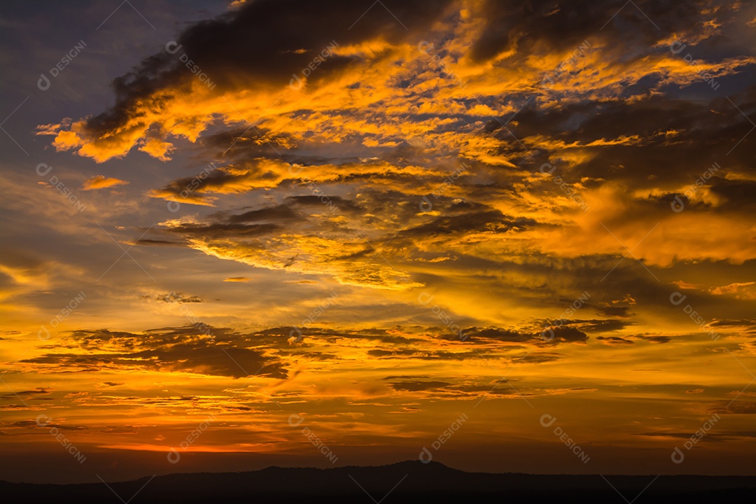 O sol nasce pela manhã.