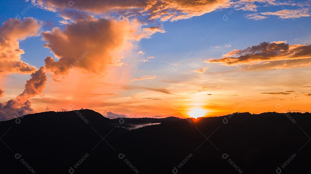 Céu com nuvem na hora do crepúsculo.