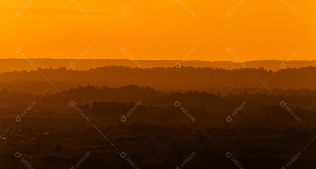 Céu na hora do crepúsculo com camadas de montanha